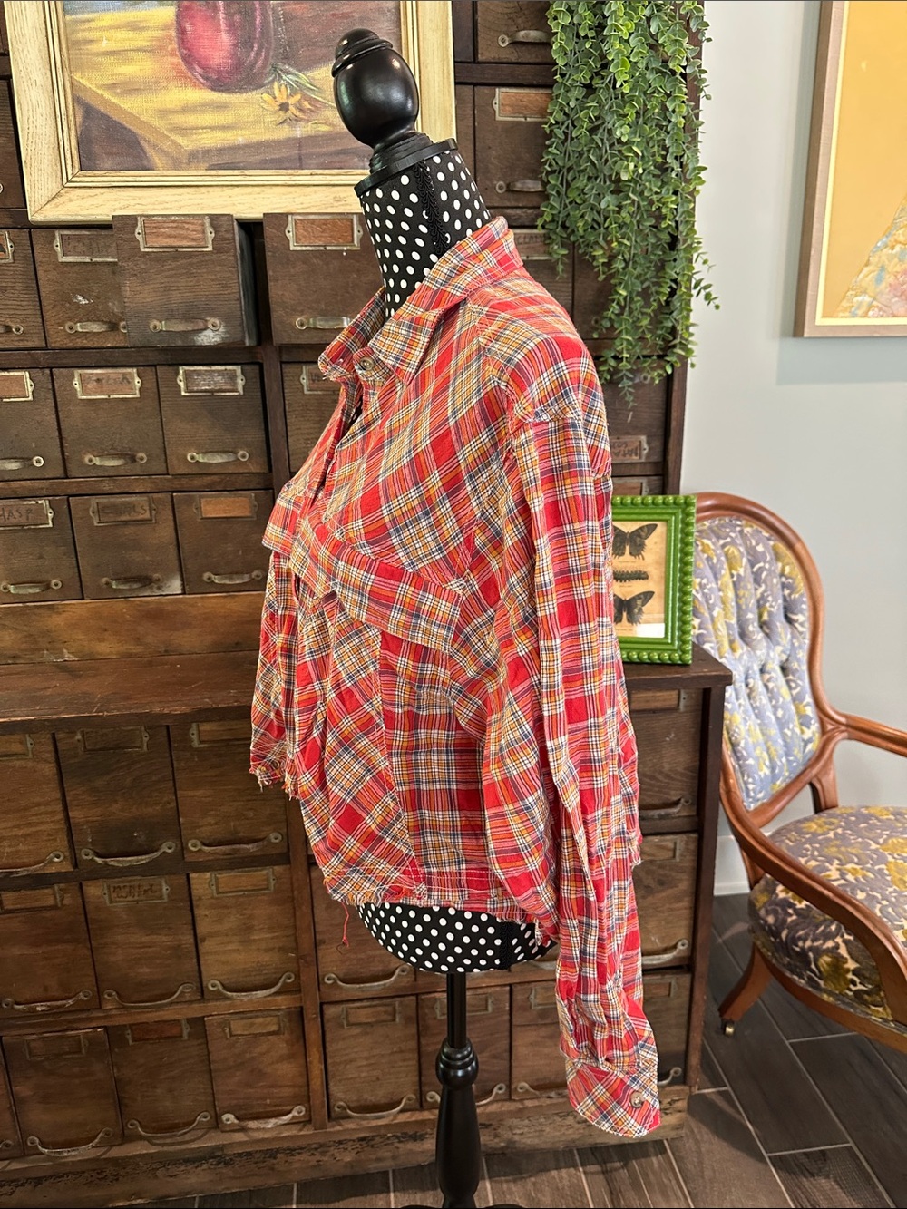 Red Plaid Button-Up Cropped Shirt - Picture 5 of 7